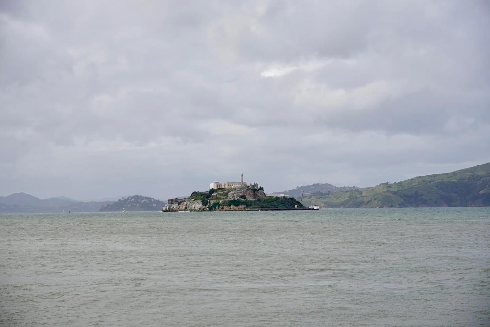 Isla de Alcatraz y sus edificios históricos de la prisión sobre el terreno rocoso y verde de la bahía de San Francisco
