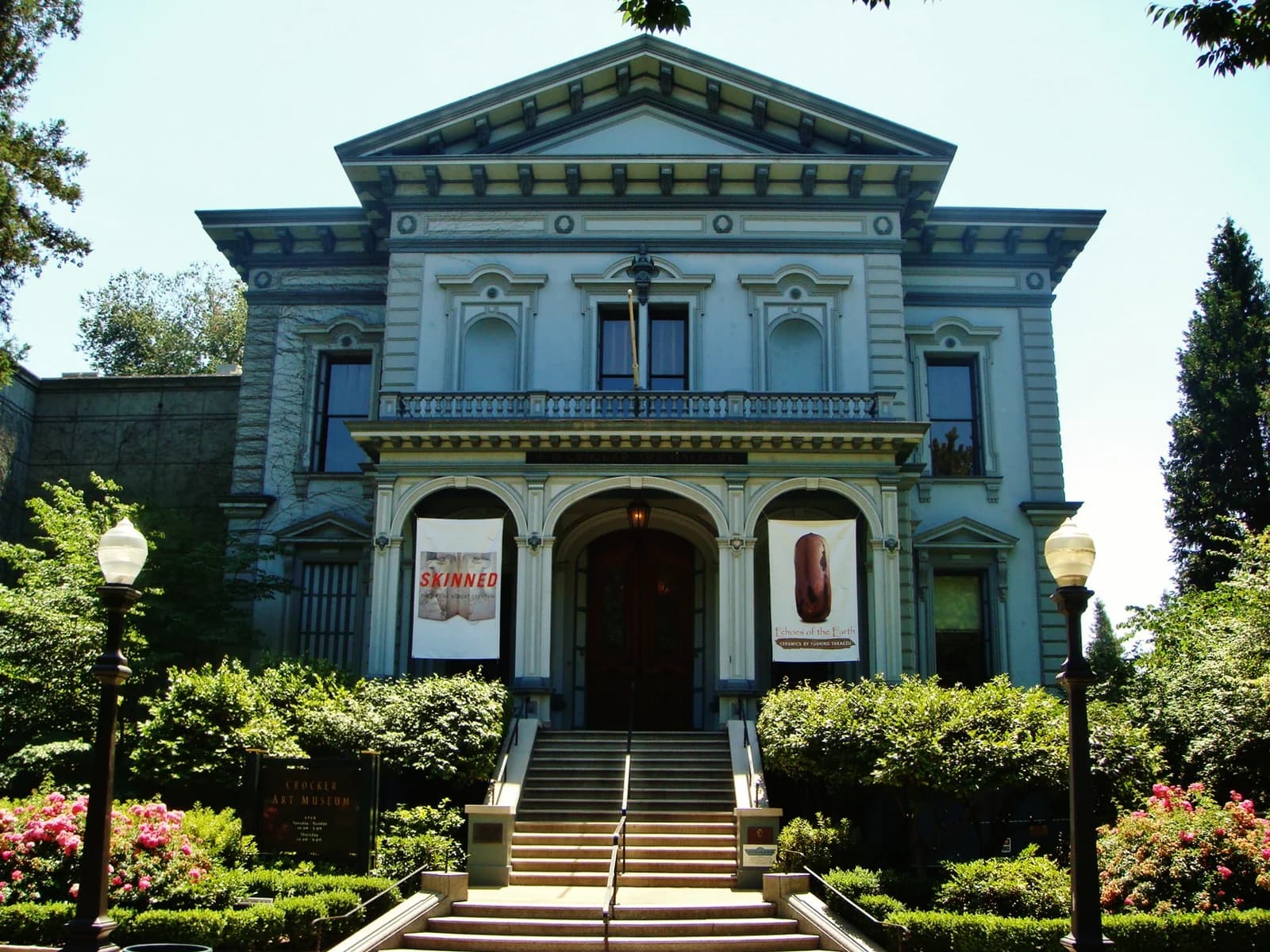 Entrada principal histórica y ornamentada del Crocker Art Museum en Sacramento.