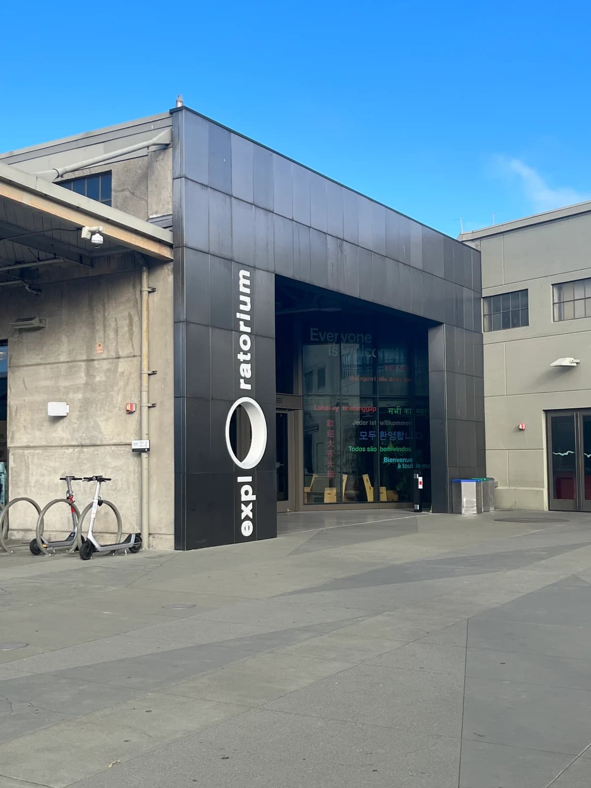 Entrada del Exploratorium en el muelle 15, con el nombre del museo en letras verticales junto a la entrada