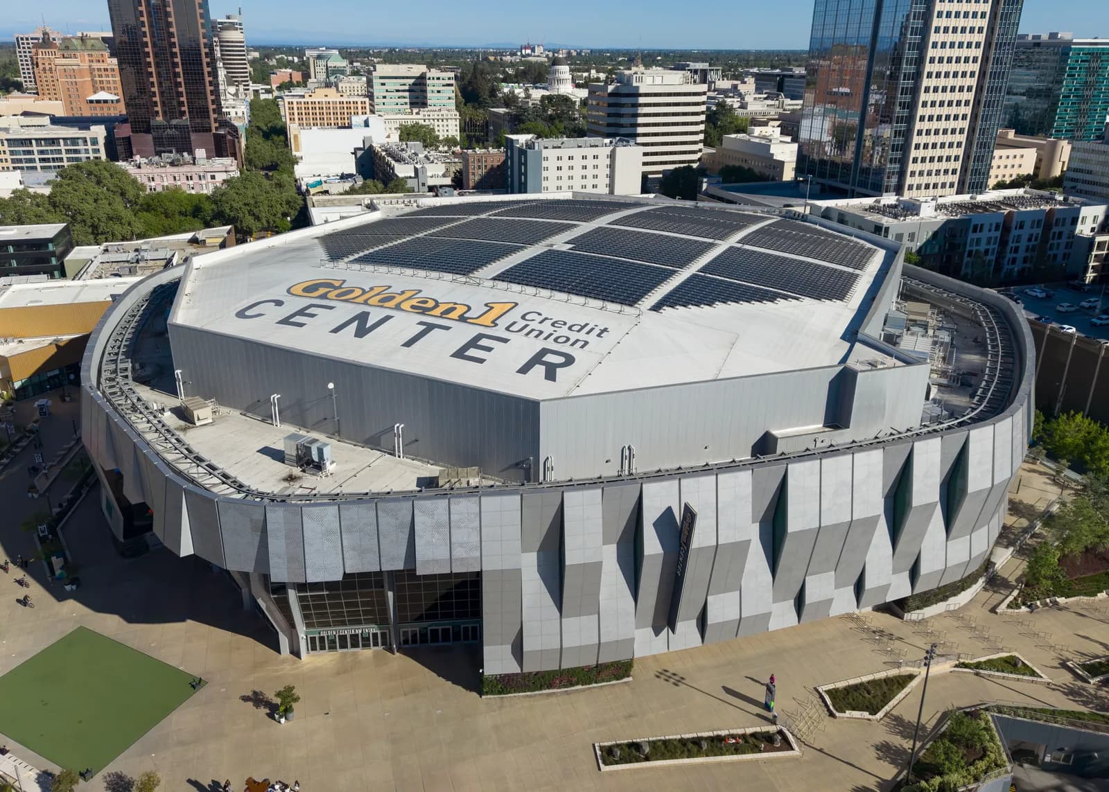 Vista aérea del recinto Golden 1 Center en el centro de Sacramento