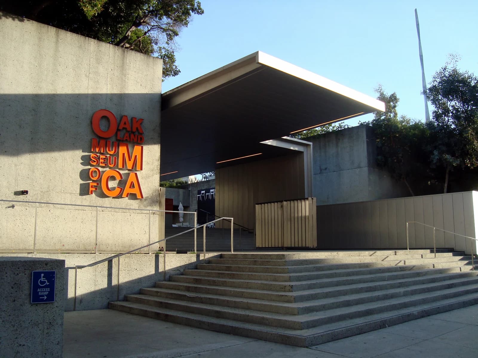 Entrada de concreto y vidrio de formas angulares del Oakland Museum of California en Oak Street.