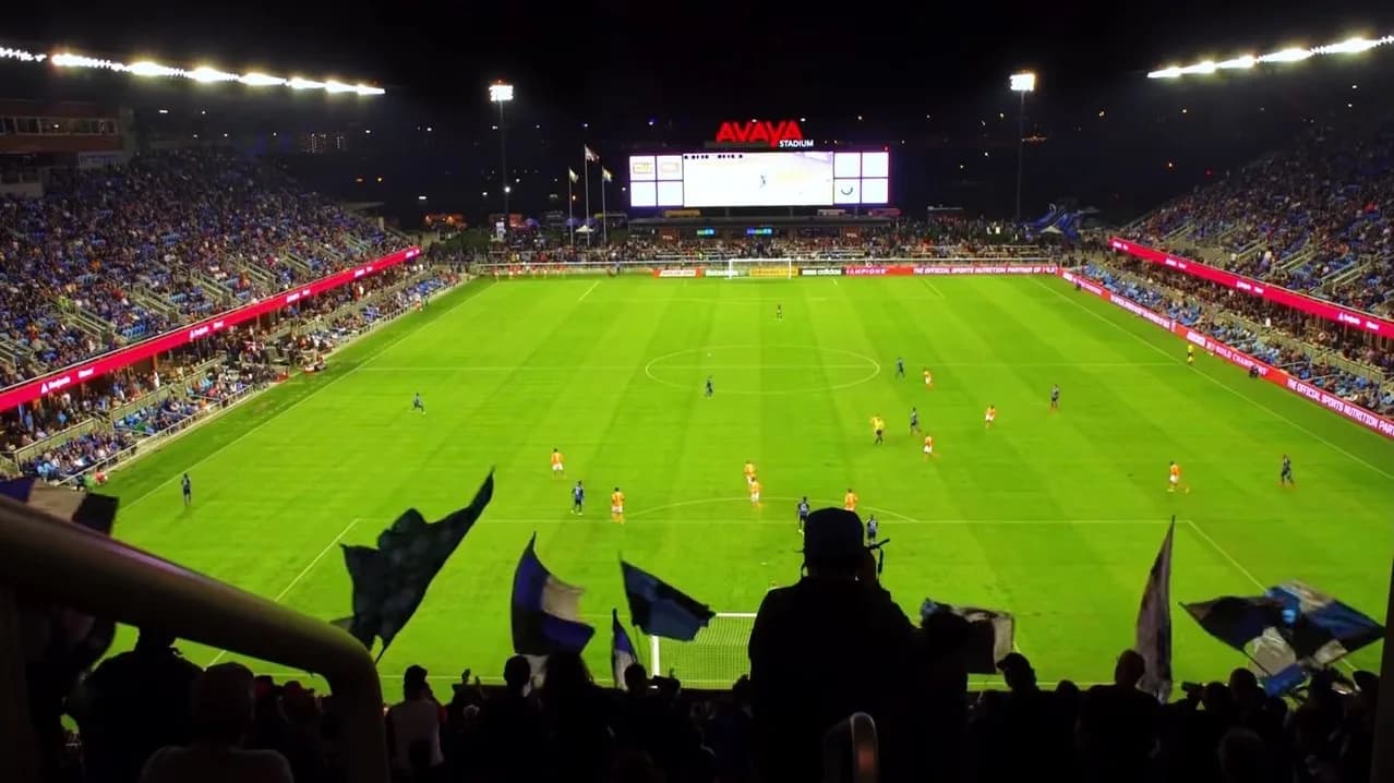 Cancha de fútbol y gradas de PayPal Park, fotografiado como Avaya Stadium en 2016