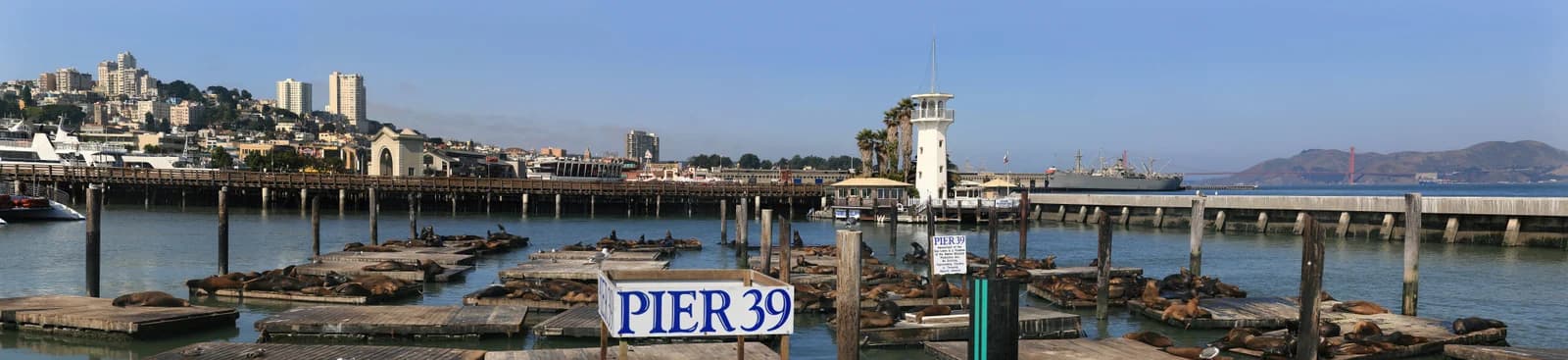 Frente costero y marina del muelle 39, con San Francisco visible al otro lado de la bahía