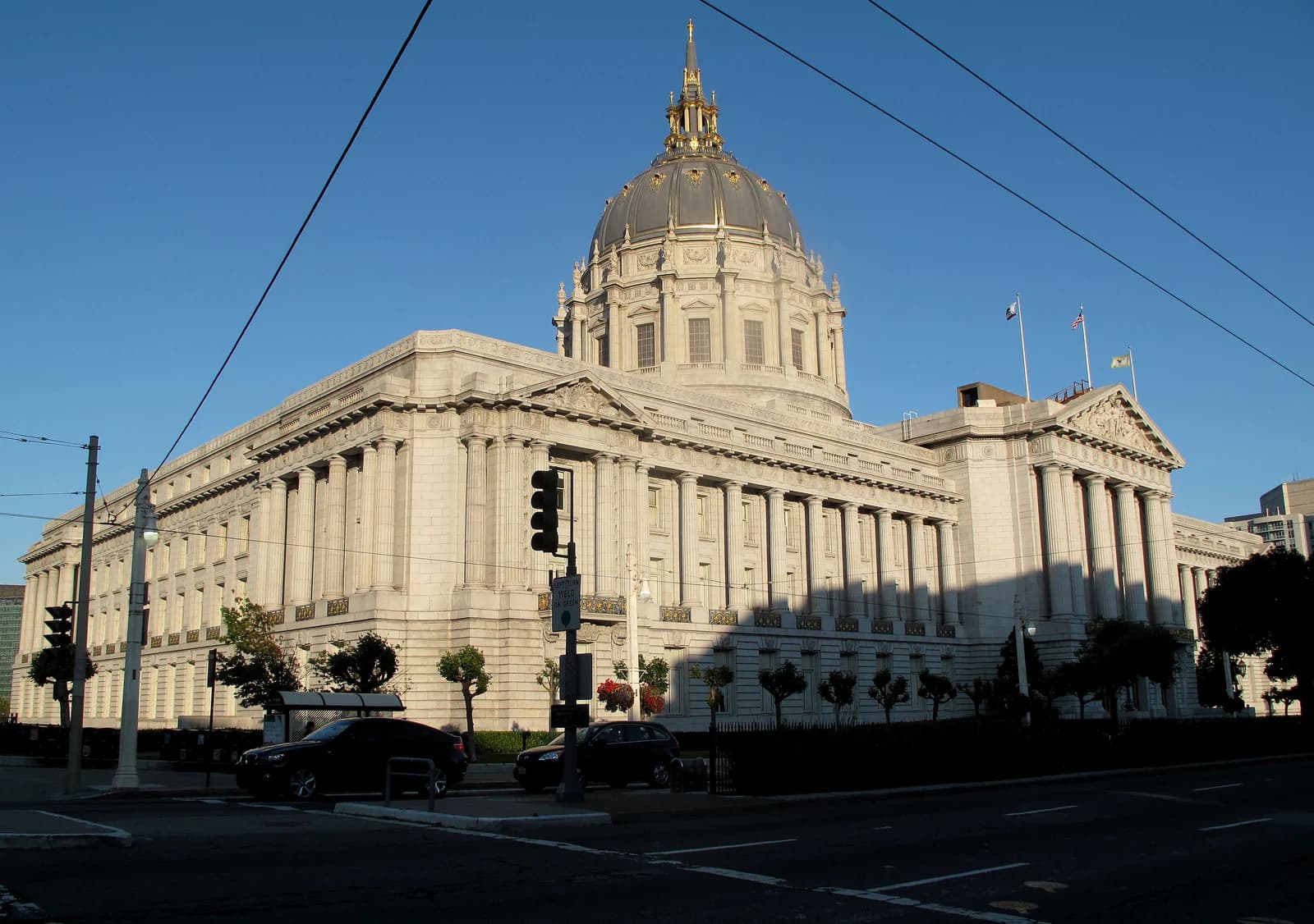 Fachada de estilo Beaux-Arts y cúpula del Ayuntamiento de San Francisco con la luz del atardecer