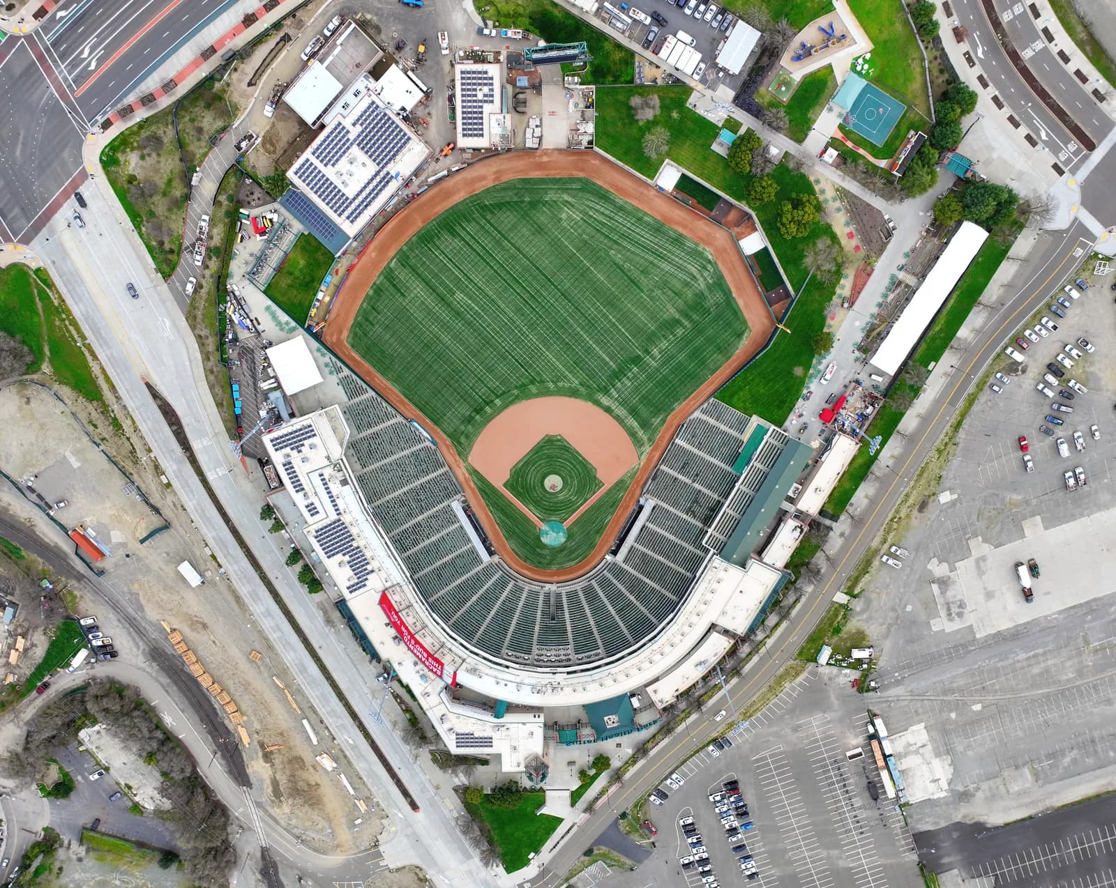 Vista aérea del campo de béisbol y las gradas de Sutter Health Park