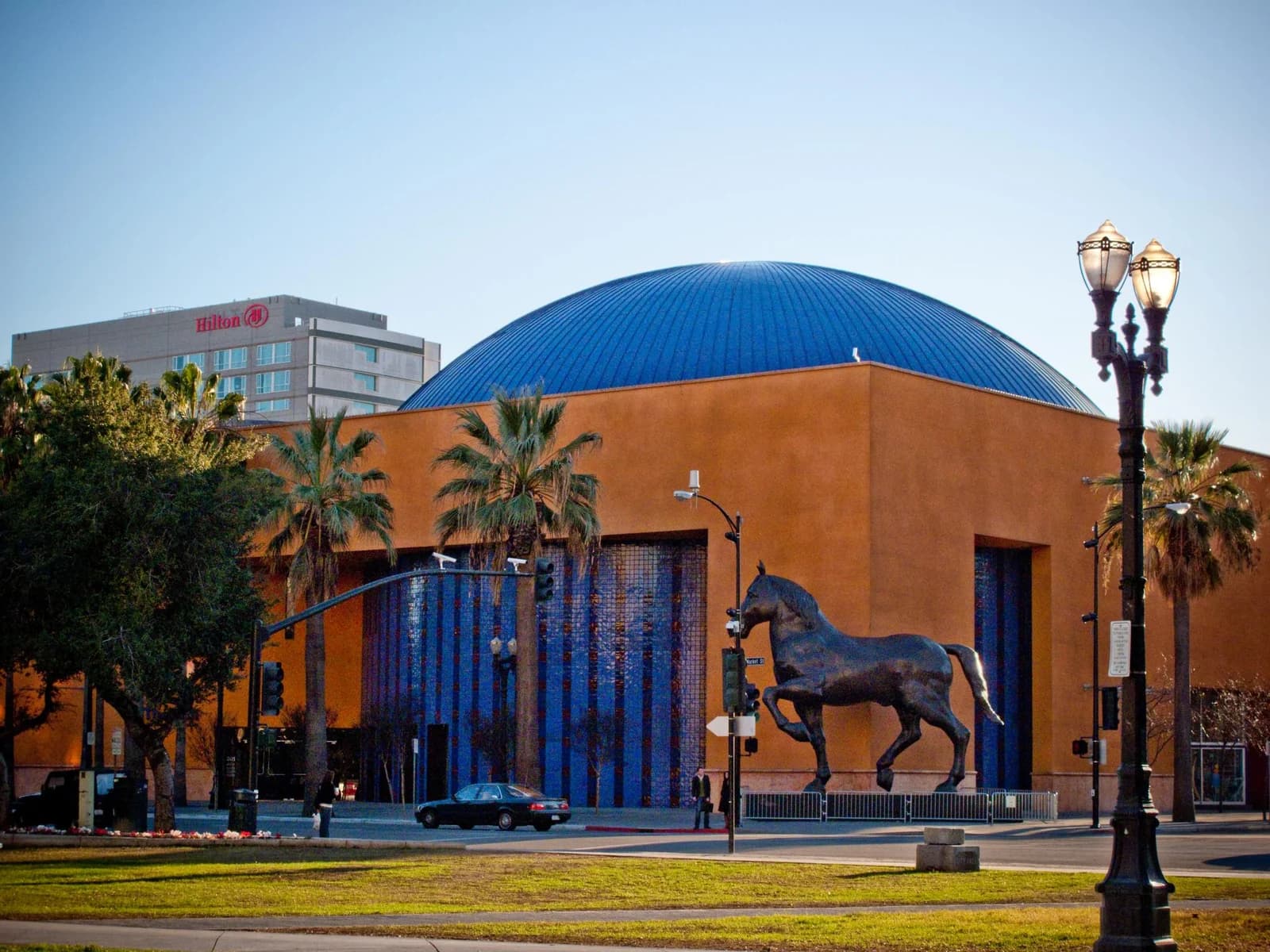 Cúpula y exterior de colores de The Tech Interactive en el centro de San José.