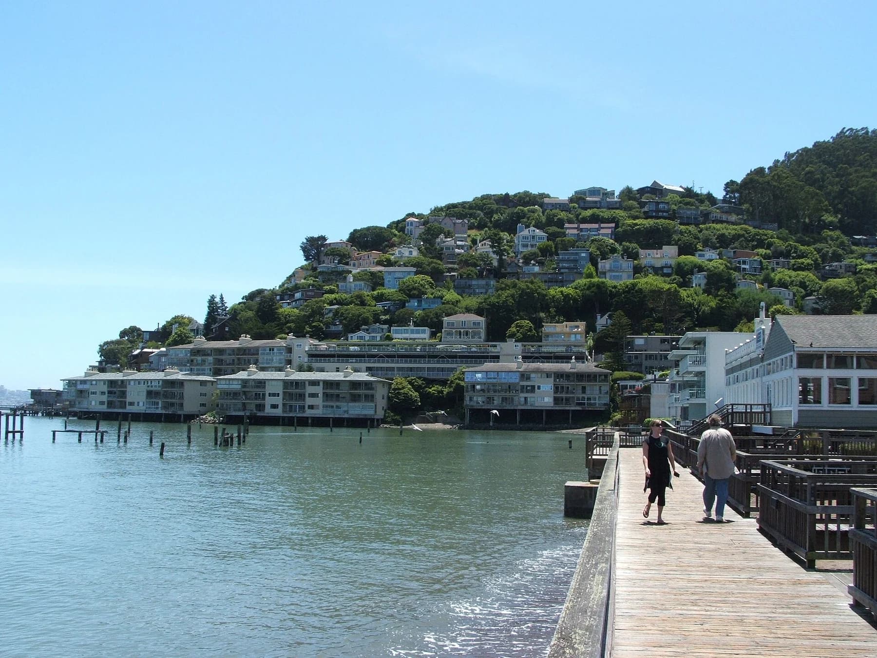 Paseo público junto a los edificios costeros y la bahía en Sausalito.