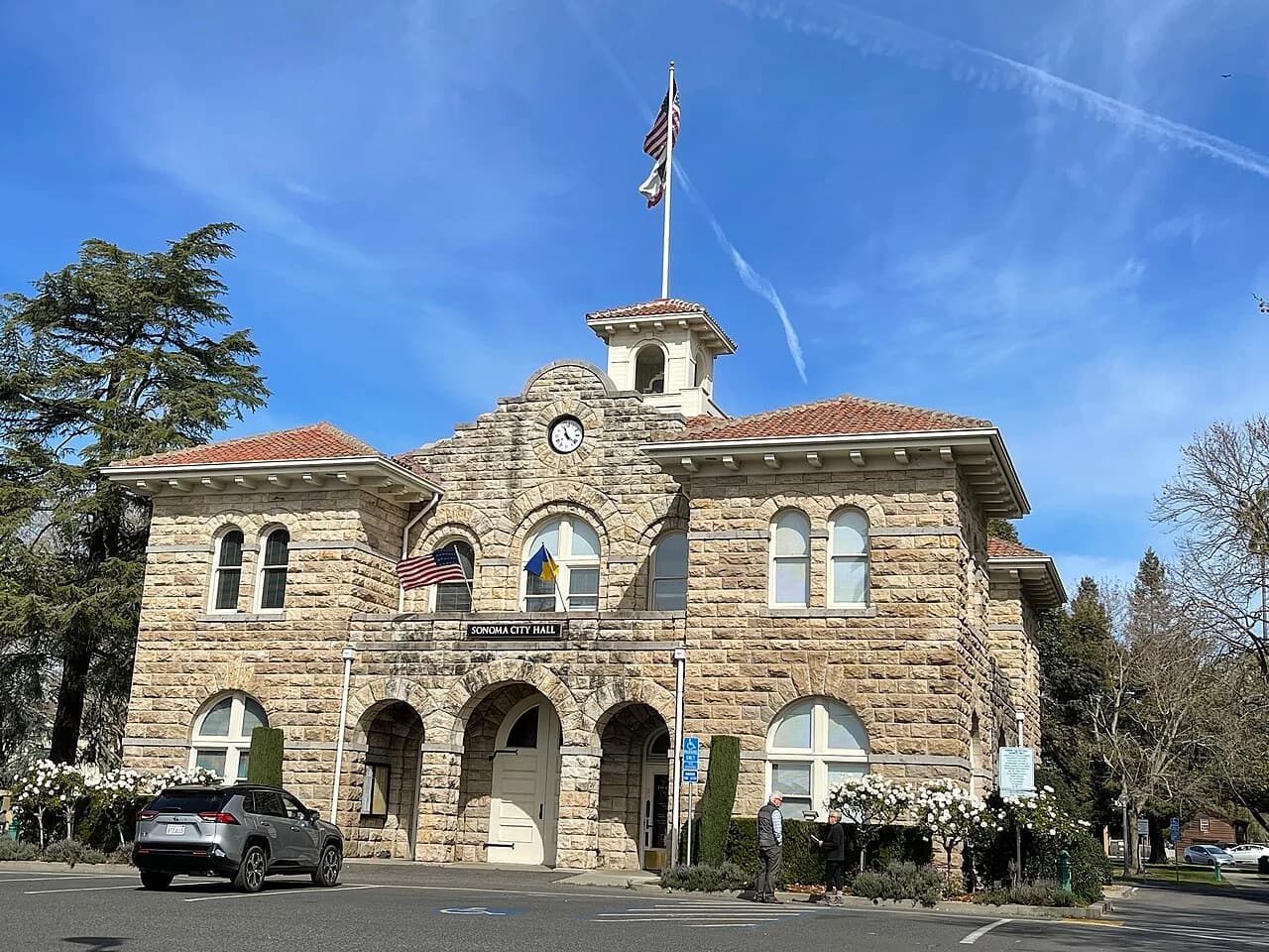 Ayuntamiento de piedra de Sonoma en el centro de Sonoma Plaza bajo un cielo despejado.