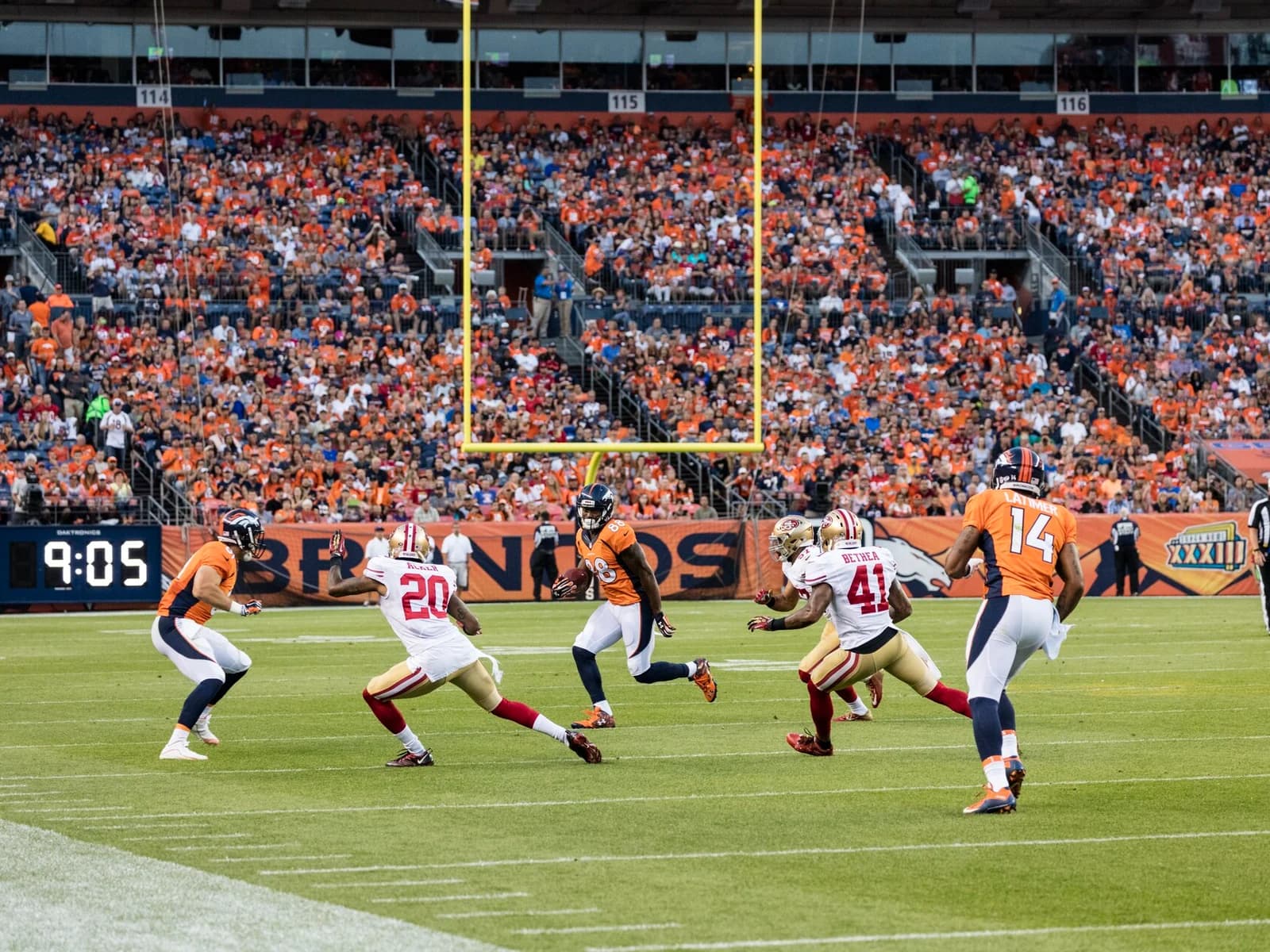 Partido de la NFL entre los San Francisco 49ers y los Denver Broncos en Denver