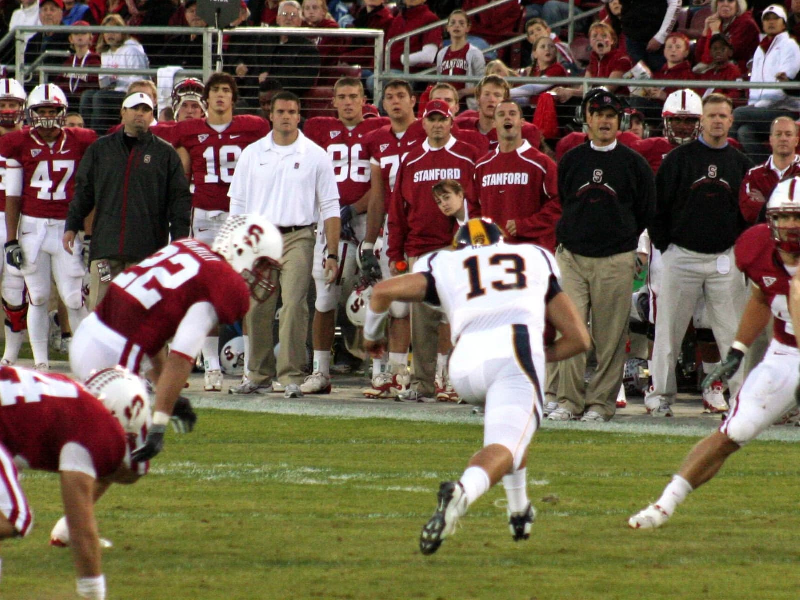 Un corredor de California Golden Bears lleva el balón en el Big Game contra Stanford