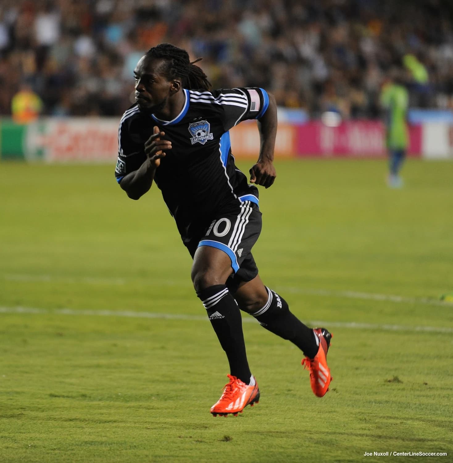 Walter Martínez, jugador de San Jose Earthquakes, corre durante un partido.