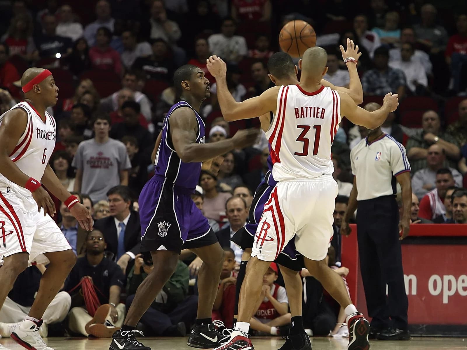 Jugadores de Sacramento Kings y Houston Rockets disputan una jugada de baloncesto en Toyota Center