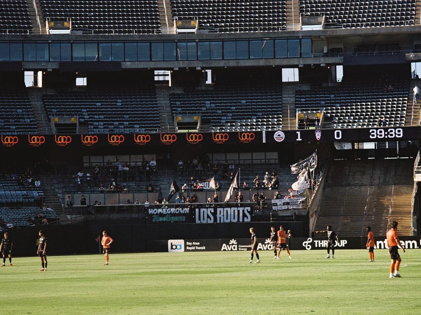 Aficionados de Oakland Roots ven a su equipo jugar contra Orange County SC en el Coliseum