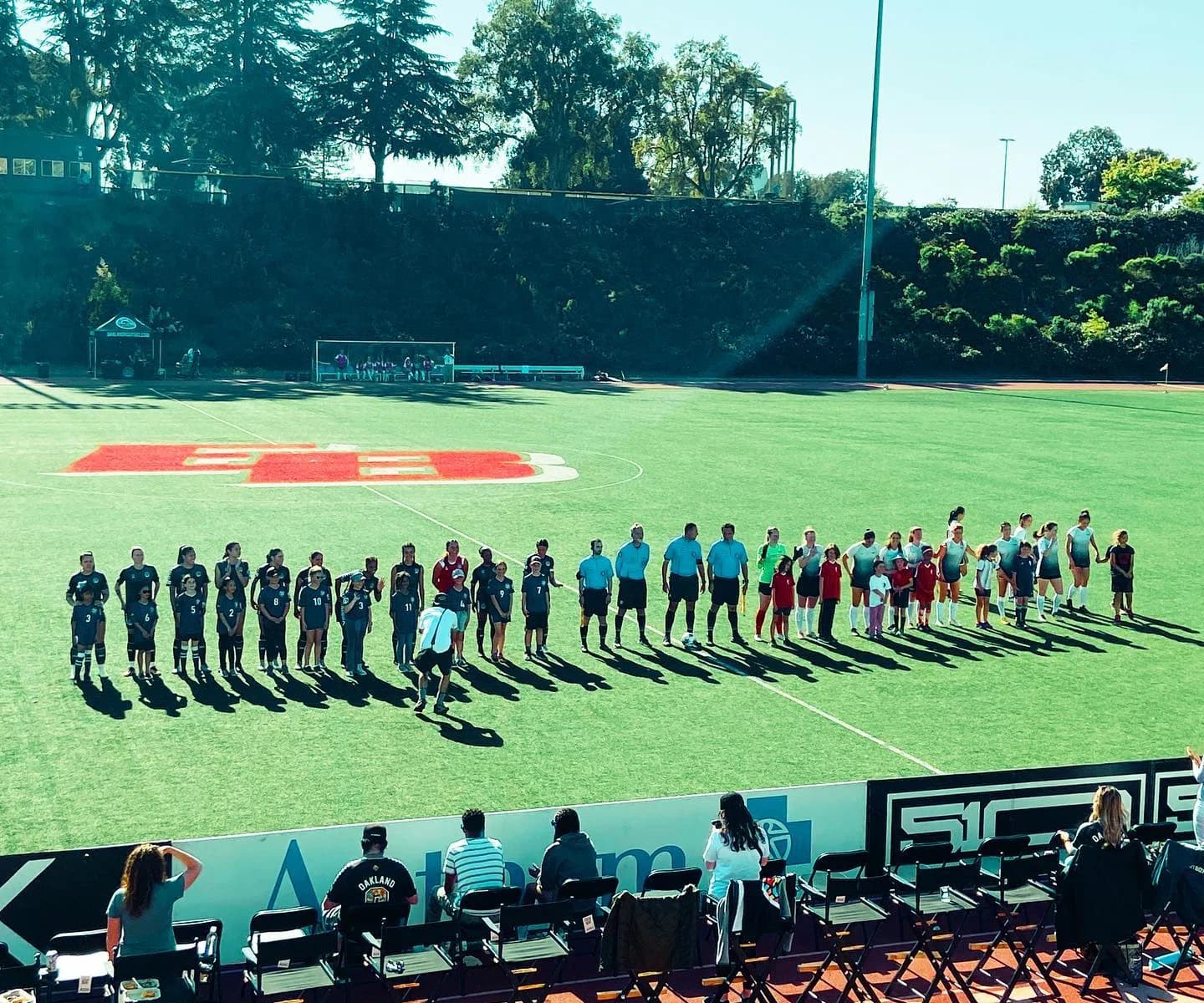 Jugadoras de Oakland Soul se forman antes del primer partido del club como local
