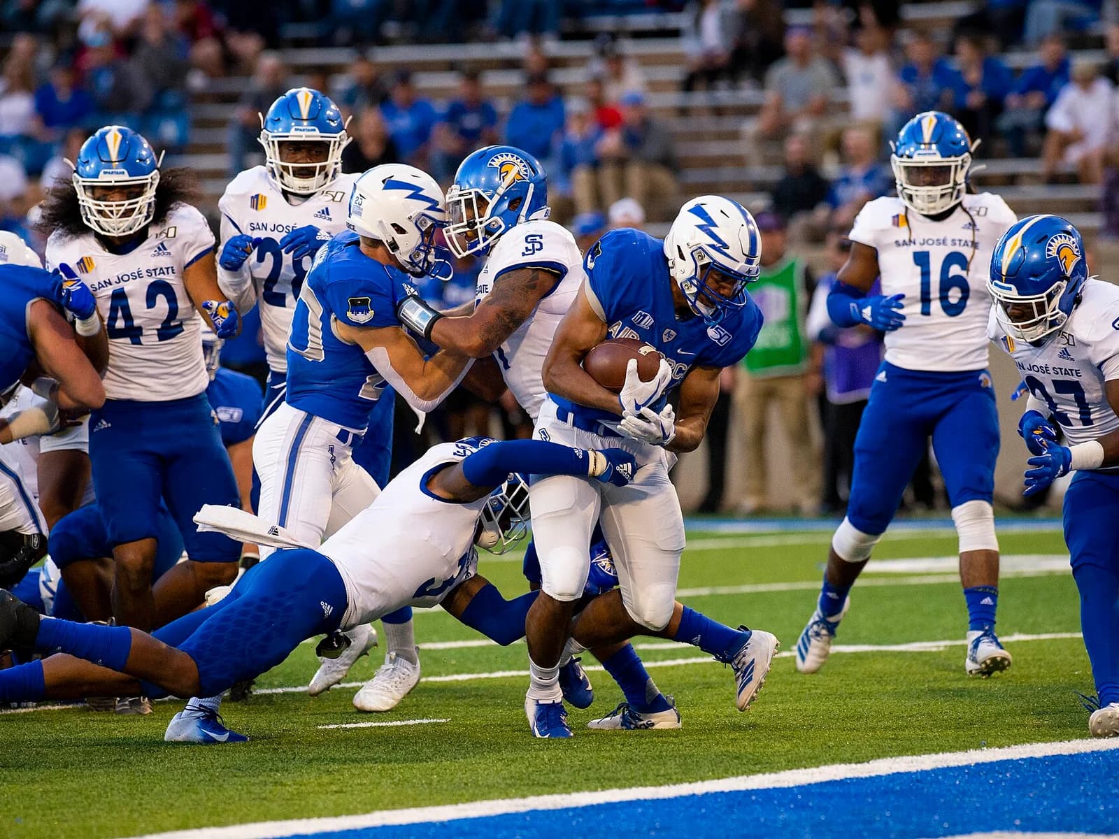 Jugadores de San José State Spartans y Air Force disputan el balón durante un partido de 2019