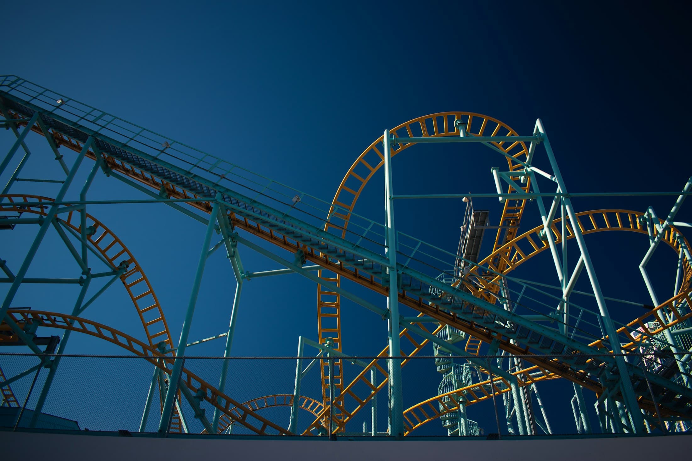 Rieles de una montaña rusa en Santa Cruz Beach Boardwalk bajo un cielo azul